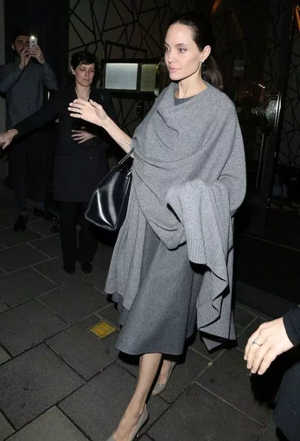 สไตล์ Angelina Jolie: ในชีวิตประจำวันและสไตล์ถนนในเสื้อผ้าชุดเทศกาลของ Kinodys และการแต่งหน้าของเธอ 3654_20