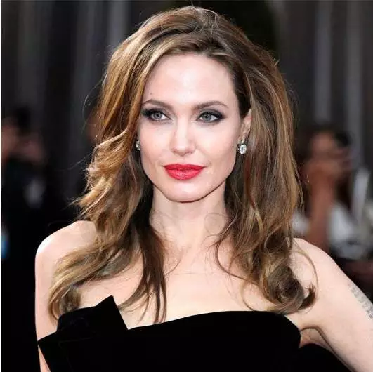 สไตล์ Angelina Jolie: ในชีวิตประจำวันและสไตล์ถนนในเสื้อผ้าชุดเทศกาลของ Kinodys และการแต่งหน้าของเธอ 3654_45