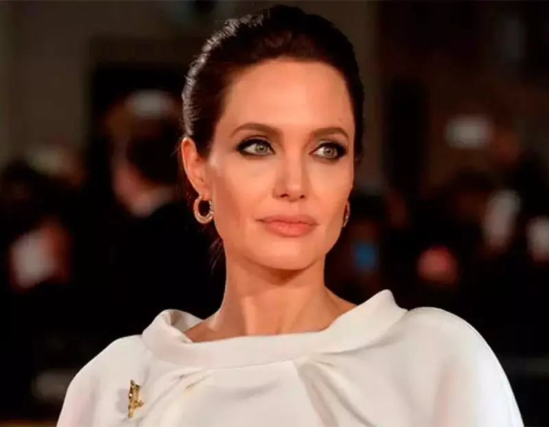 สไตล์ Angelina Jolie: ในชีวิตประจำวันและสไตล์ถนนในเสื้อผ้าชุดเทศกาลของ Kinodys และการแต่งหน้าของเธอ 3654_46
