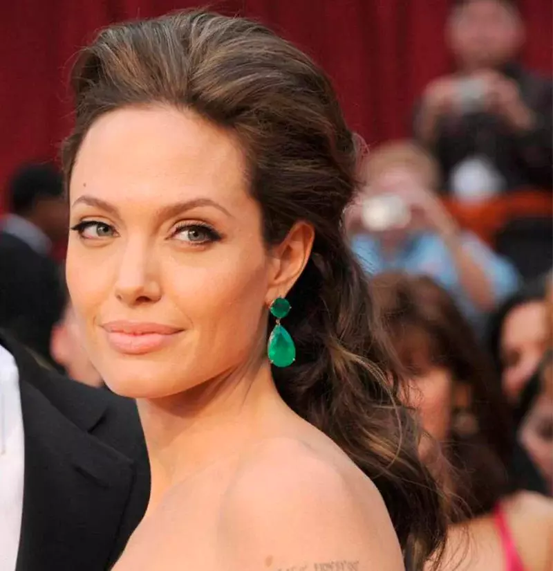 สไตล์ Angelina Jolie: ในชีวิตประจำวันและสไตล์ถนนในเสื้อผ้าชุดเทศกาลของ Kinodys และการแต่งหน้าของเธอ 3654_49