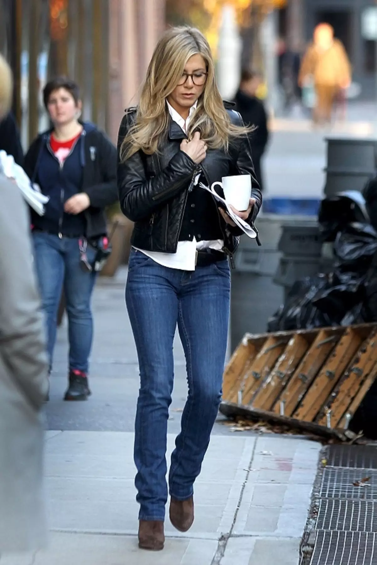 Stil Jennifer Aniston (38 Fotos): Kleidung Schauspielerinnen im Alltag, fertig Straßenbögen und modische festliche Outfits 3655_12