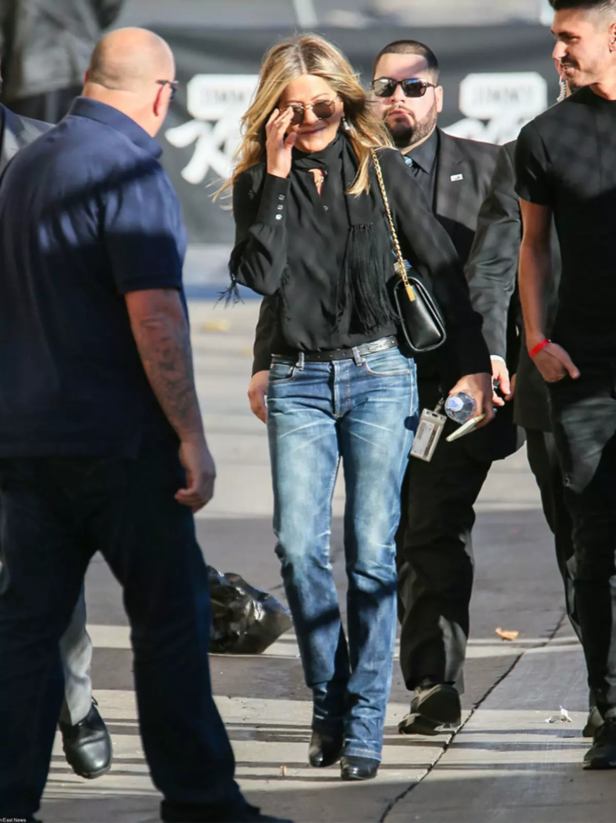 Stil Jennifer Aniston (38 Fotos): Kleidung Schauspielerinnen im Alltag, fertig Straßenbögen und modische festliche Outfits 3655_13
