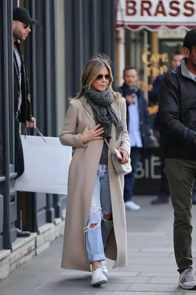 Style Jennifer Aniston (38 foto): Attrezzature per abbigliamento nella vita di tutti i giorni, archi pronti per la strada e abiti festivi alla moda 3655_14