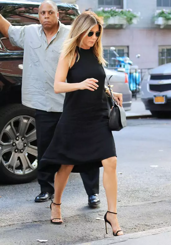 Style Jennifer Aniston (38 foto): Rad komedyèn nan lavi chak jou, pare achte banza ak alamòd ekip fèstivite 3655_2