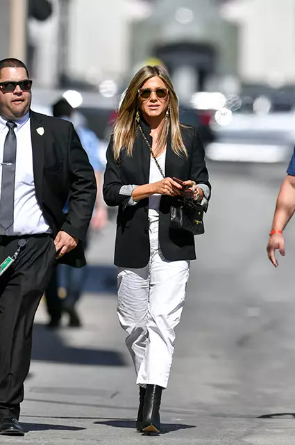 Stil Jennifer Aniston (38 Fotos): Kleidung Schauspielerinnen im Alltag, fertig Straßenbögen und modische festliche Outfits 3655_4
