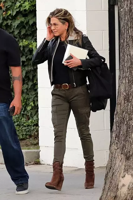 Stil Jennifer Aniston (38 bilder): Klær Skuespillerinner i hverdagen, klar Gatebuer og fasjonable festlige antrekk 3655_7