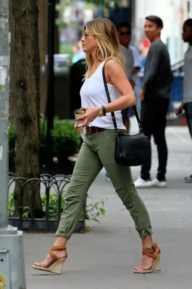 Stil Jennifer Aniston (38 Fotos): Kleidung Schauspielerinnen im Alltag, fertig Straßenbögen und modische festliche Outfits 3655_9