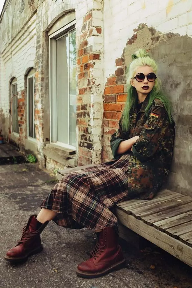 Grunge Gerl: Kaip tapti grunge mergina? Stiliaus funkcijos, drabužių elementų sąrašas ir svogūnų pavyzdžiai 3657_4