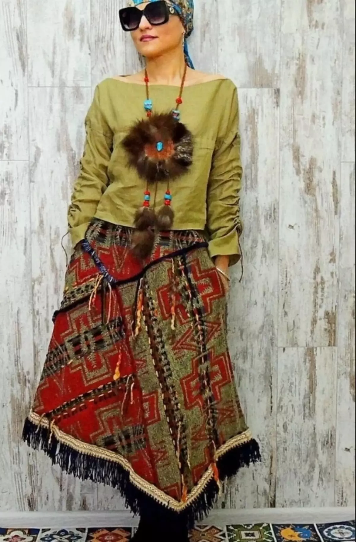 Bocho stils sievietēm pēc 50 gadiem (80 fotogrāfijas): nūjas pilna un plānas dāmas, vasaras jakas un citas drēbes boho-elegances stilā 3659_46