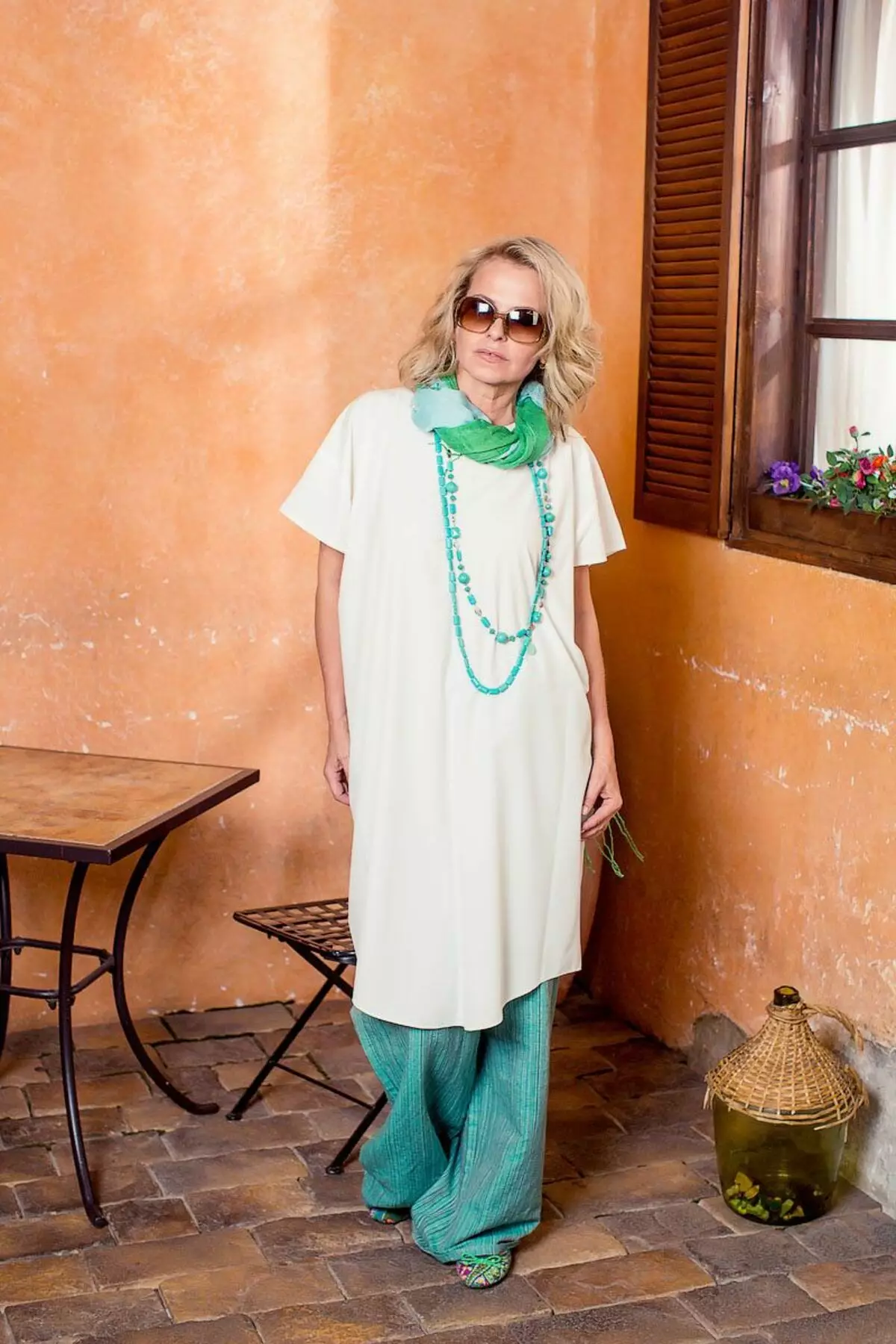 Bocho stils sievietēm pēc 50 gadiem (80 fotogrāfijas): nūjas pilna un plānas dāmas, vasaras jakas un citas drēbes boho-elegances stilā 3659_7