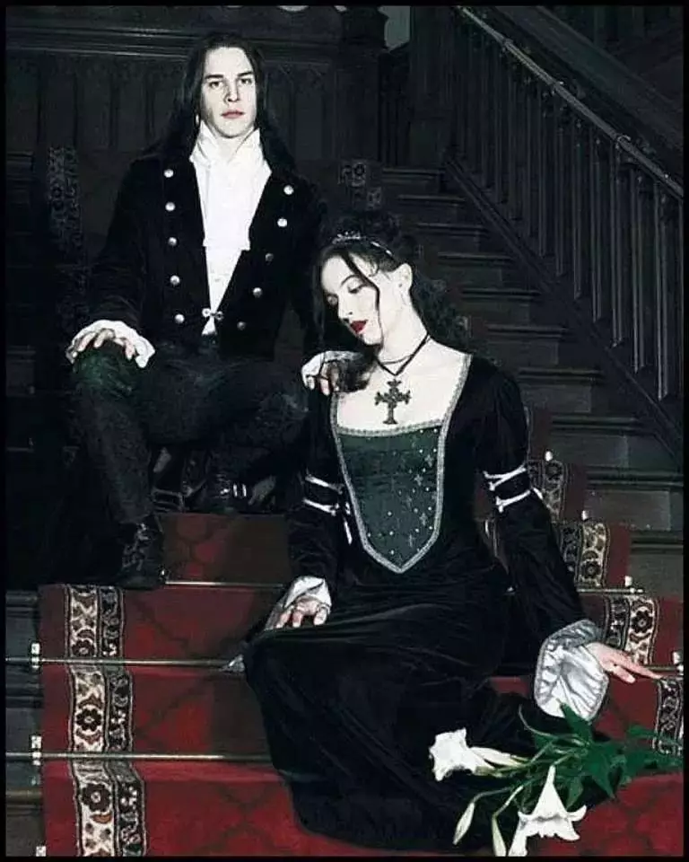 Присутствуют готов. Victorian Vampire goth стиль. Викторианская Готика вампир. Готы. Классические готы.