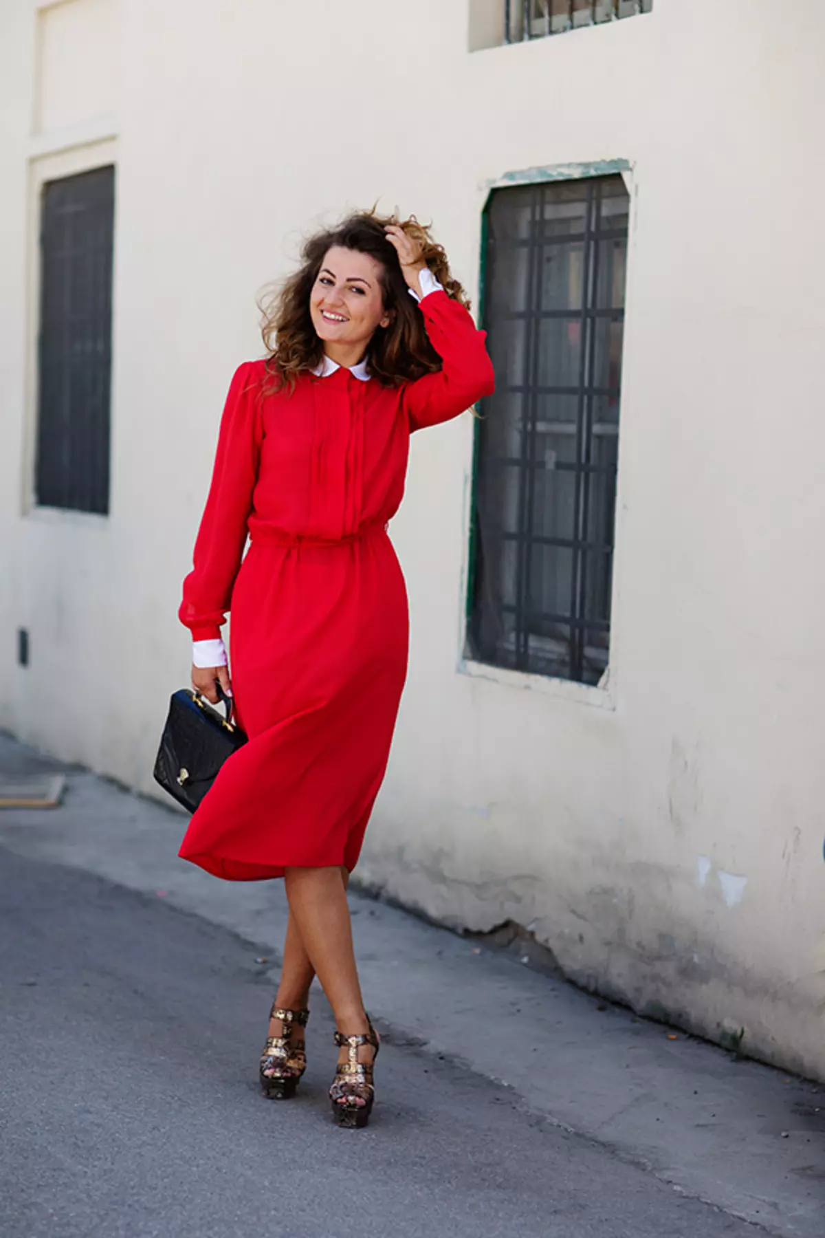 дрехи италиански стил (68 снимки): Изображения за жени на партии 3673_46