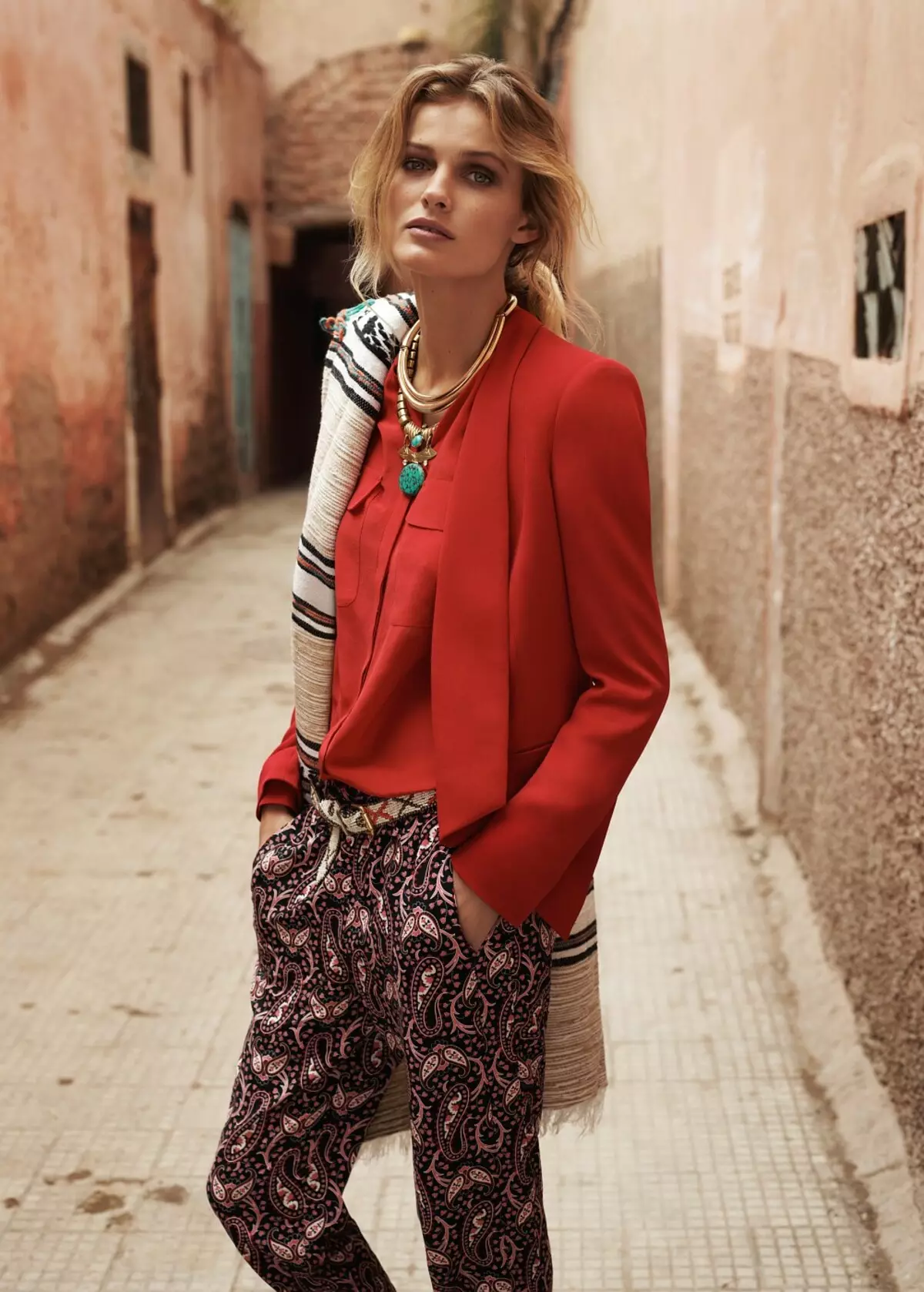дрехи италиански стил (68 снимки): Изображения за жени на партии 3673_50