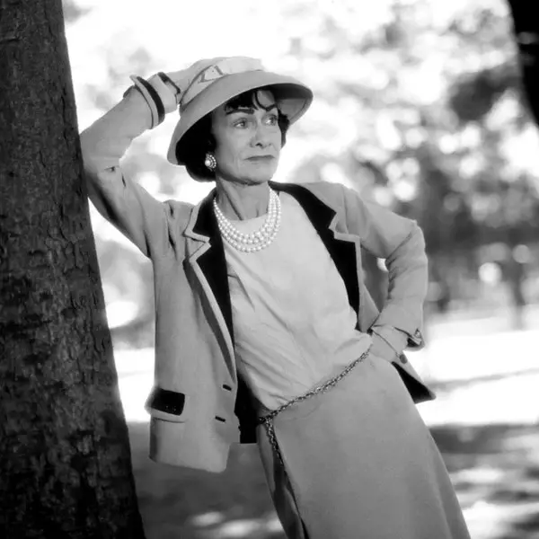 Coco Chanel štýl vo fotografiách (82 fotografií): Vlastnosti a charakteristické funkcie 3677_11