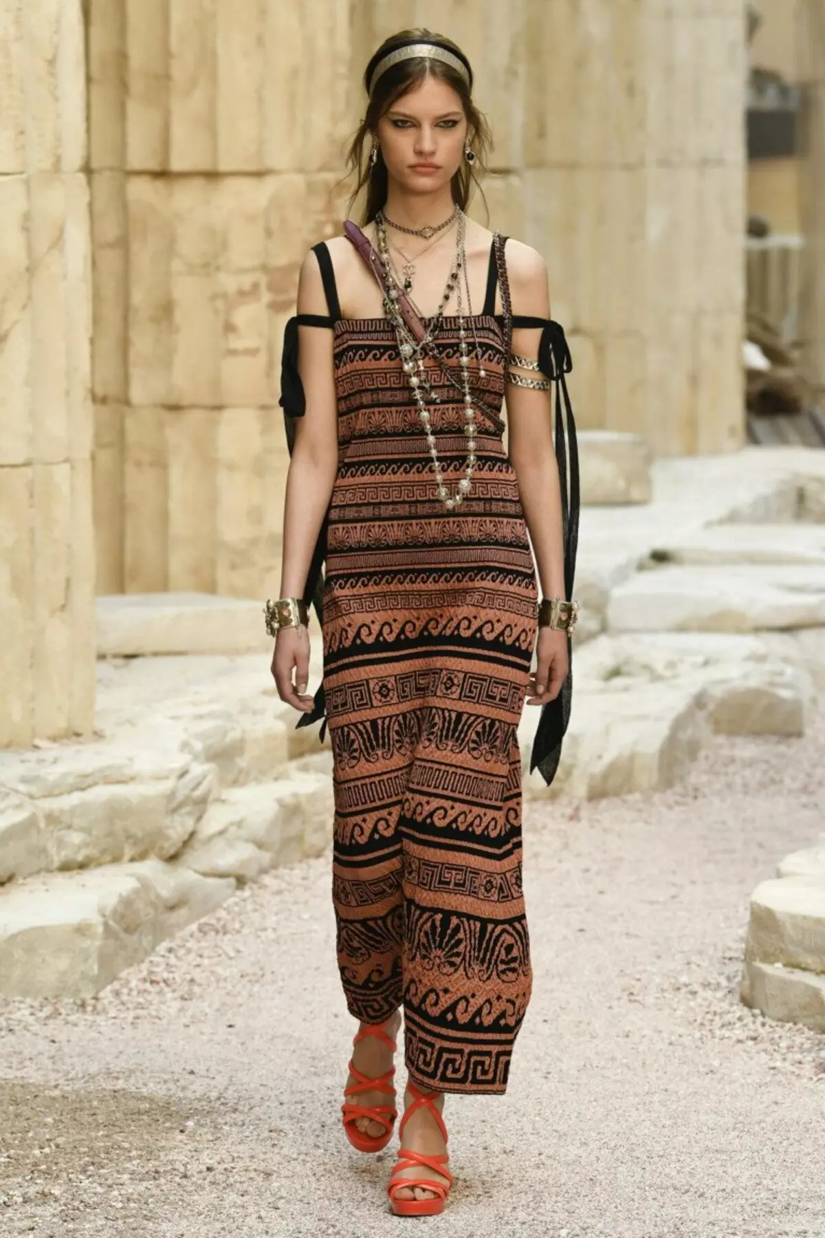 Gaya Coco Chanel dalam Pakaian Foto (82 Foto): Ciri-ciri dan ciri ciri 3677_26