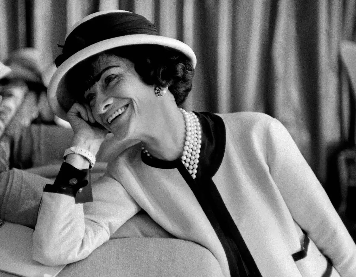 Coco Chanel Style σε φωτογραφικά ρούχα (82 φωτογραφίες): Χαρακτηριστικά και χαρακτηριστικά χαρακτηριστικά 3677_3