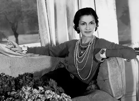 Coco Chanel in stile in abiti da foto (82 foto): caratteristiche e caratteristiche caratteristiche 3677_5