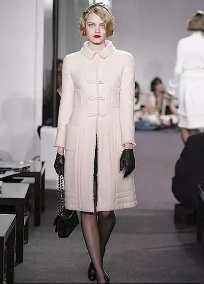 Coco Chanel Style i foto tøj (82 billeder): Funktioner og karakteristiske træk 3677_55