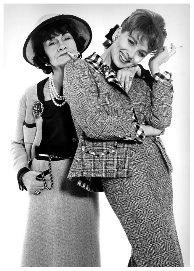 Coco Chanel estiloa argazki arropetan (82 argazki): Ezaugarriak eta ezaugarri bereizgarriak 3677_6