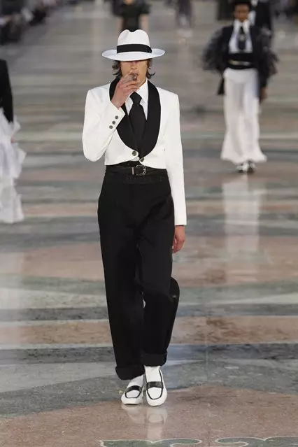 Coco Chanel Style i foto tøj (82 billeder): Funktioner og karakteristiske træk 3677_79
