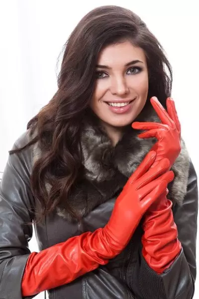 Rövid ujjú rövid kabát (51 fotók): Mit kell viselni női modellek 2021, ahogy azt, hogyan kell viselni hosszú kesztyűvel 367_19