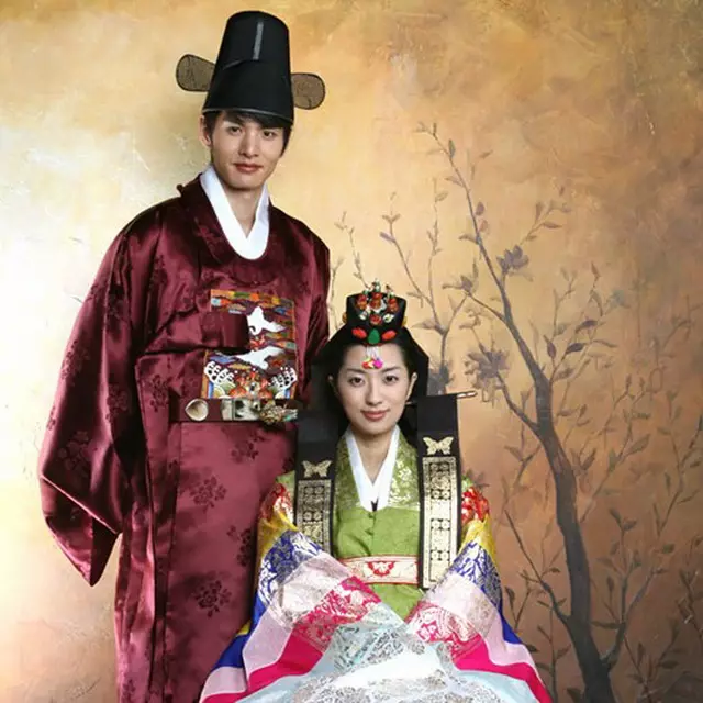 केटीहरूको लागि कोरियाली शैली पोशाक (45 45 फोटोहरू): सुविधाहरू 3695_5