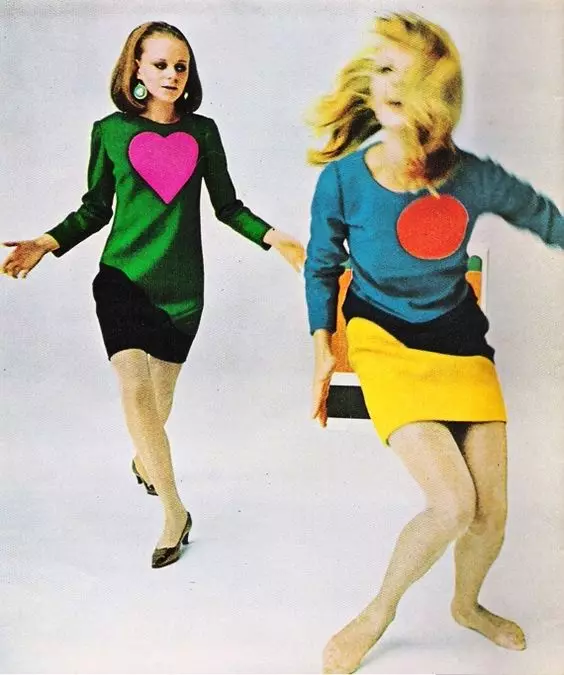 Мода: 60-ти (58 фотографии): Женски стил на облека, 60-ти, спектакуларни женски слики, како да се облекуваат модата на таа ера 3706_21