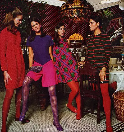 Mada: 60s (58 nuotraukos): moterų drabužių stilius, 60-ųjų, įspūdingų moterų vaizdai, kaip apsirengti tos eros mados 3706_22