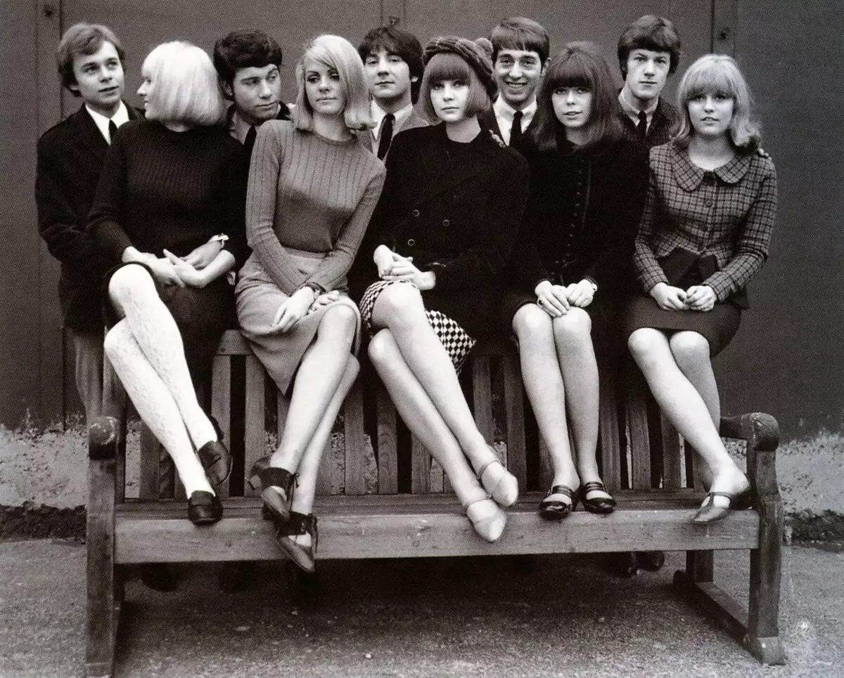 Mada: 60s (58 nuotraukos): moterų drabužių stilius, 60-ųjų, įspūdingų moterų vaizdai, kaip apsirengti tos eros mados 3706_4