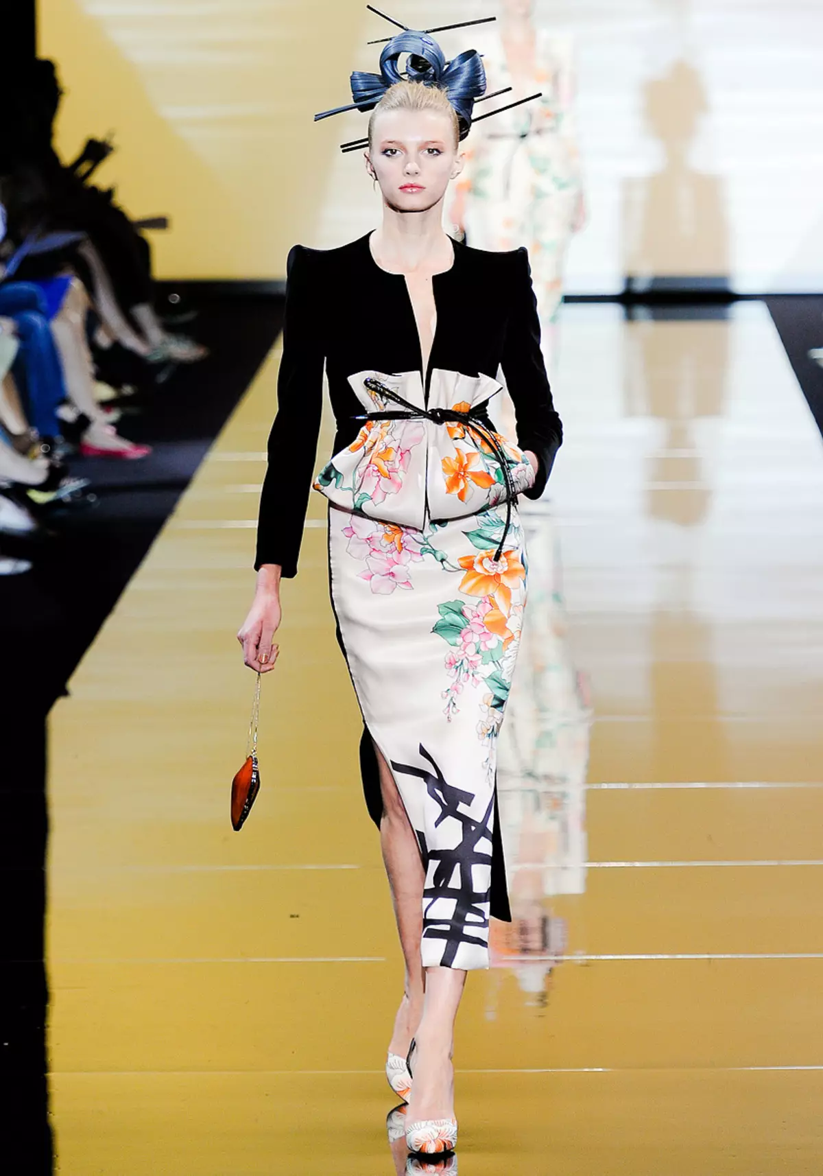 Designer collections. Giorgio Armani prive Haute Couture 2011/2012. Джорджио Армани коллекции 2011. Платье кимоно Дольче Габбана. Японский стиль одежды современный.