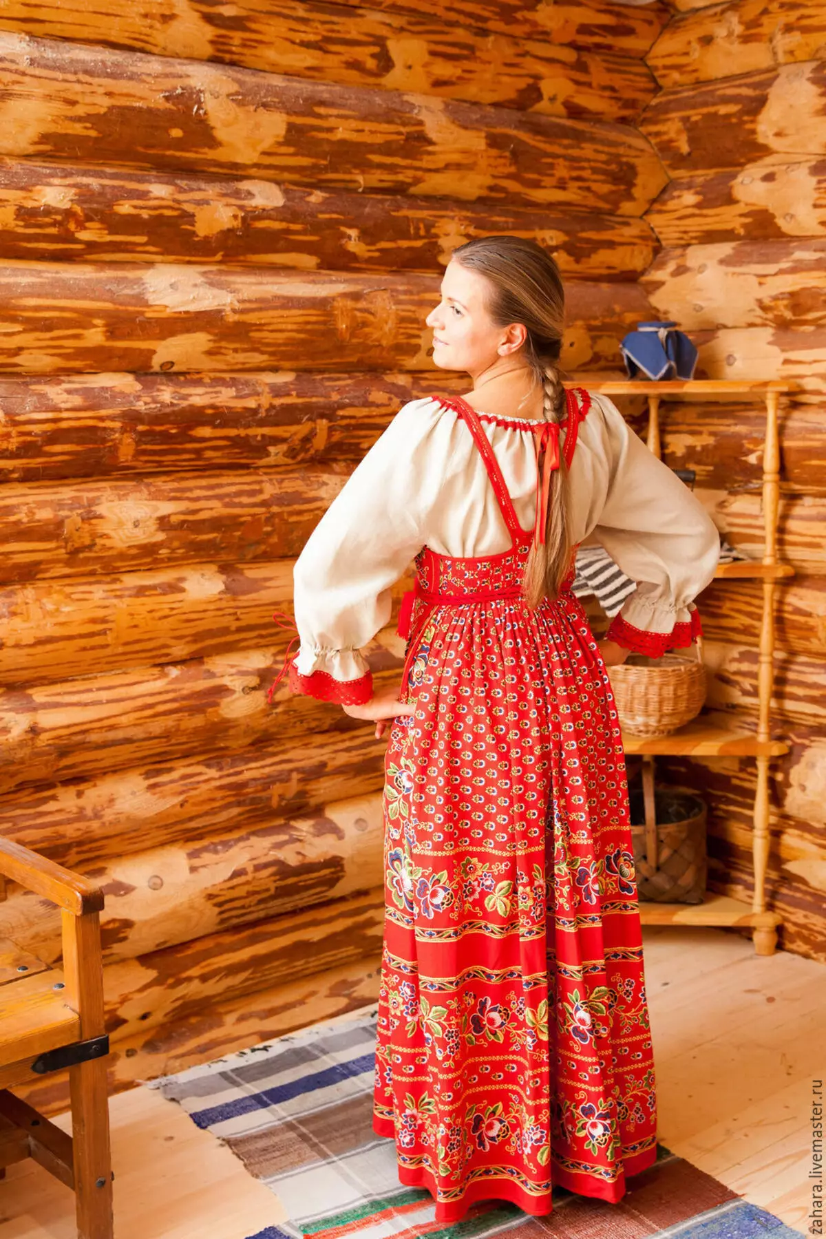 રશિયન-શૈલીના કપડાં (99 ફોટા): સ્લેવિક અને રશિયન-લોક શૈલી, ઇવાન્કા, બાહ્ય વસ્ત્રો 3714_24