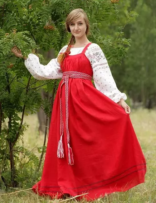 રશિયન-શૈલીના કપડાં (99 ફોટા): સ્લેવિક અને રશિયન-લોક શૈલી, ઇવાન્કા, બાહ્ય વસ્ત્રો 3714_30