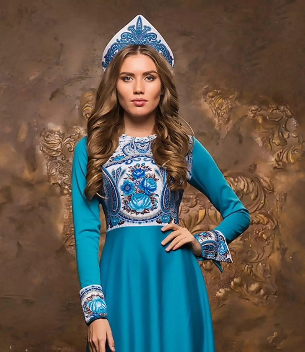 રશિયન-શૈલીના કપડાં (99 ફોટા): સ્લેવિક અને રશિયન-લોક શૈલી, ઇવાન્કા, બાહ્ય વસ્ત્રો 3714_40