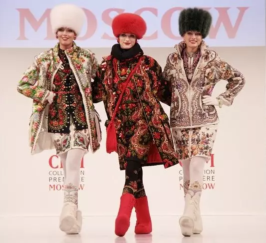 રશિયન-શૈલીના કપડાં (99 ફોટા): સ્લેવિક અને રશિયન-લોક શૈલી, ઇવાન્કા, બાહ્ય વસ્ત્રો 3714_59