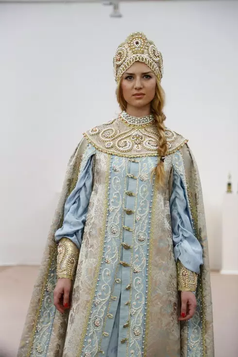 રશિયન-શૈલીના કપડાં (99 ફોટા): સ્લેવિક અને રશિયન-લોક શૈલી, ઇવાન્કા, બાહ્ય વસ્ત્રો 3714_6