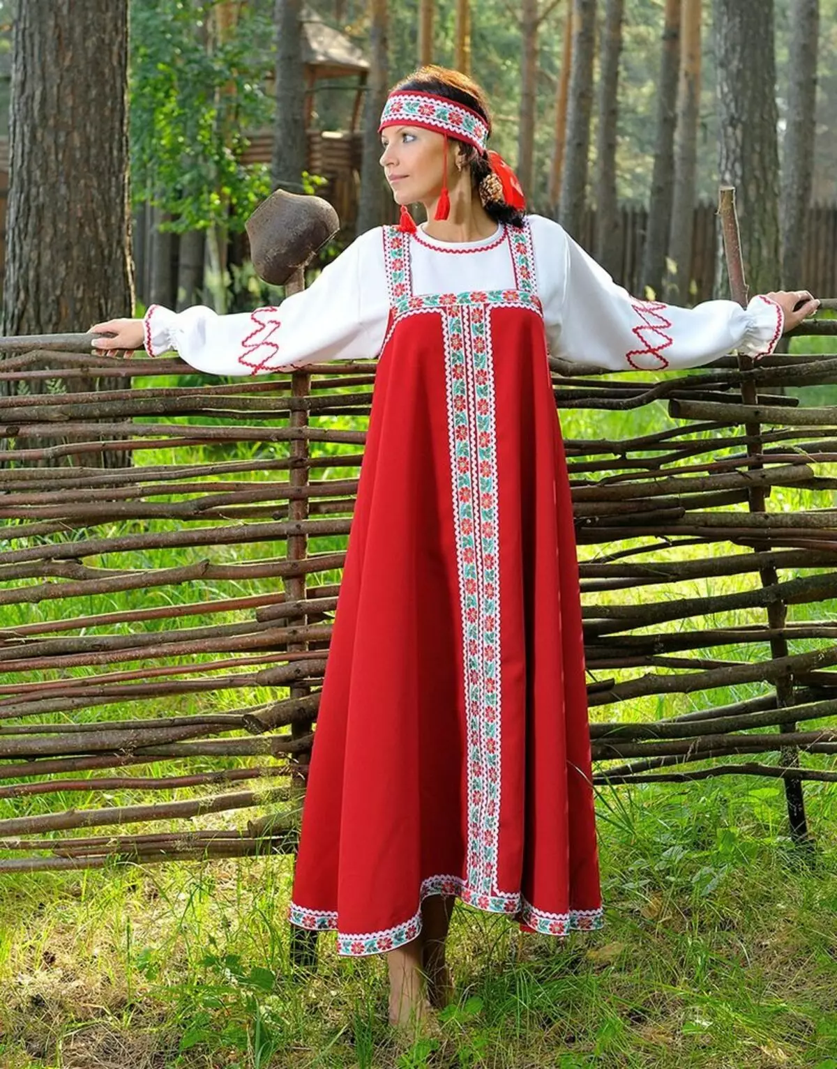 Картинки женского народного костюма. Русский сарафан. Сарафан русский народный. Традиционный русский костюм женский. Сарафан русский народный костюм.