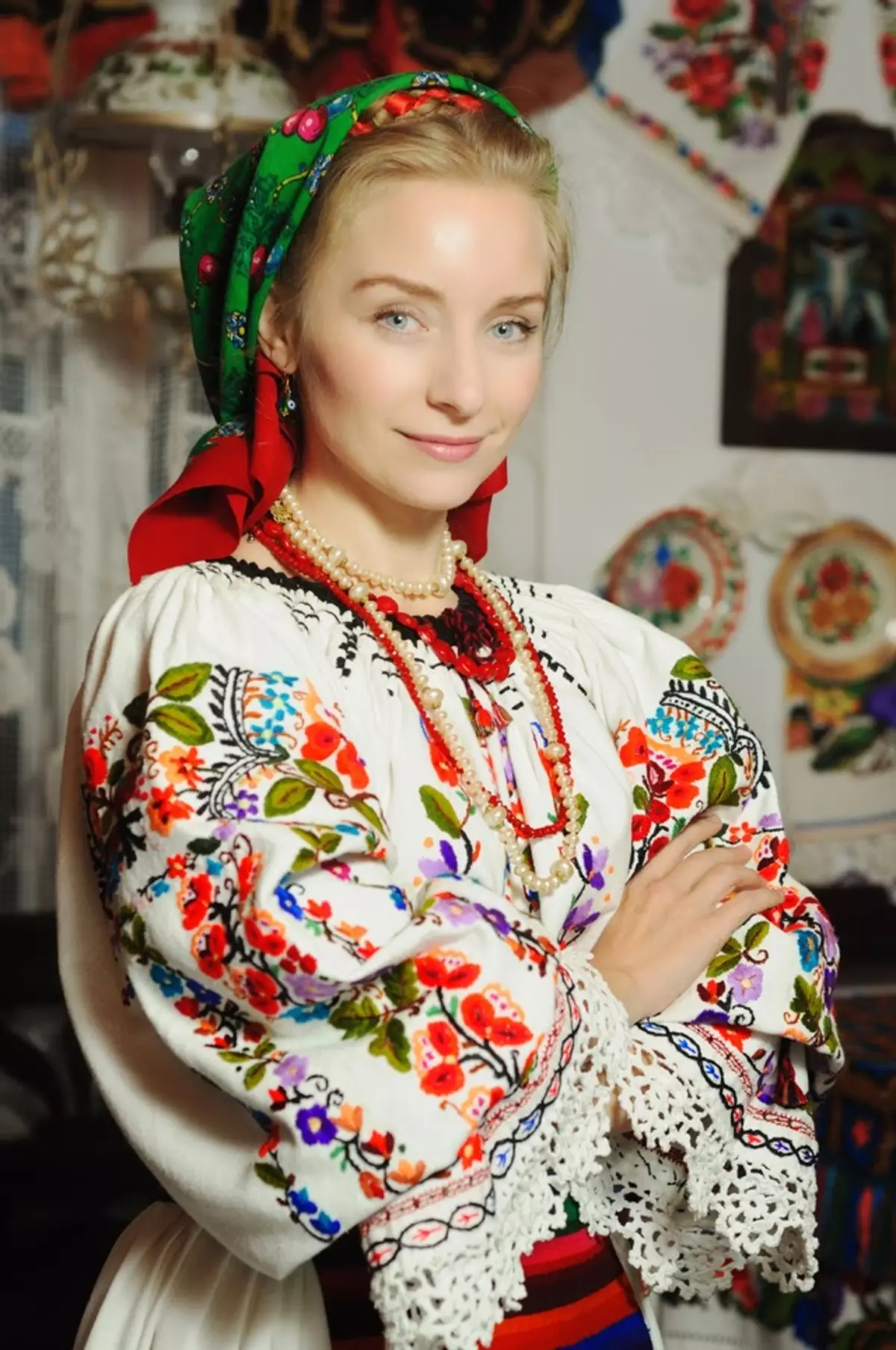 રશિયન-શૈલીના કપડાં (99 ફોટા): સ્લેવિક અને રશિયન-લોક શૈલી, ઇવાન્કા, બાહ્ય વસ્ત્રો 3714_78