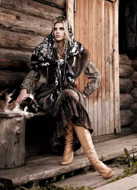 રશિયન-શૈલીના કપડાં (99 ફોટા): સ્લેવિક અને રશિયન-લોક શૈલી, ઇવાન્કા, બાહ્ય વસ્ત્રો 3714_82