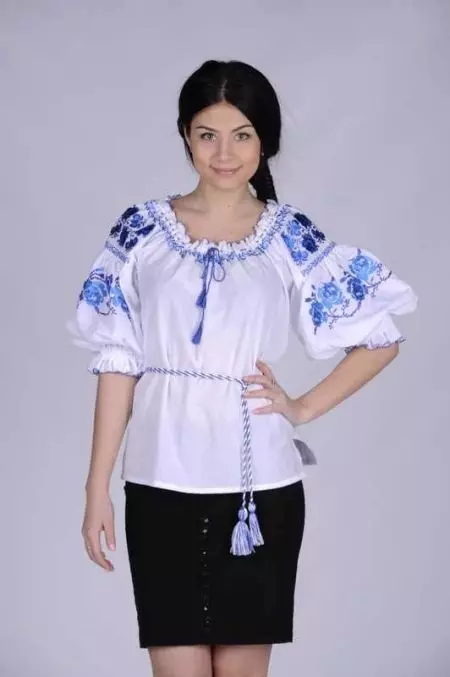 રશિયન-શૈલીના કપડાં (99 ફોટા): સ્લેવિક અને રશિયન-લોક શૈલી, ઇવાન્કા, બાહ્ય વસ્ત્રો 3714_99