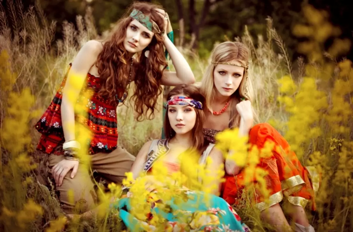 Hippie στυλ σε ρούχα (87 φωτογραφίες): Χαρακτηριστικά των ρούχων και διακοσμήσεων, πώς να δημιουργήσετε το στυλ σας σε κορίτσια 3717_12