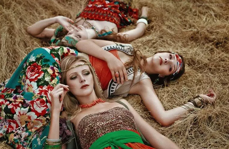 Hippie Style In Clothing (87 Wêne): Taybetmendiyên cil û bergên xwe, çawa şêwaza xwe ji keçan re çêbikin 3717_13