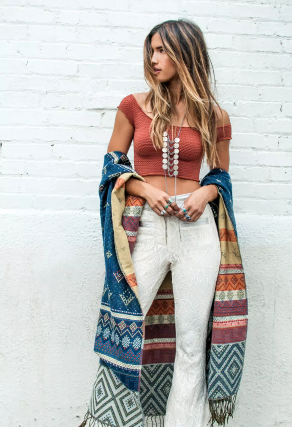 Hippie styl v oděvu (87 fotek): Úvody oblečení a dekorace, jak vytvořit svůj styl dívkám 3717_51