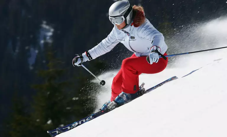 Colmar (56 fotos): esquí, chaqueta de mulleres e traxe, shorts 3722_25