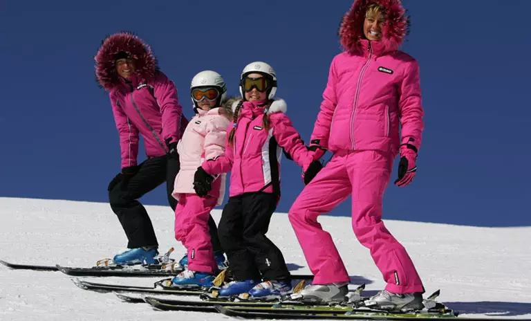 Colmar (56 Foto): Skiwear, jaket ụmụ nwanyị na uwe, mkpụmkpụ 3722_38