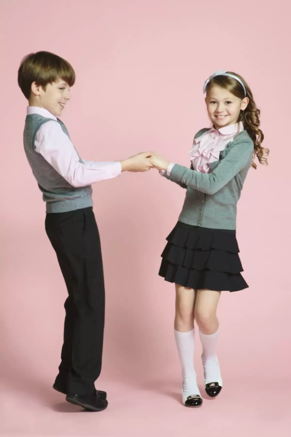 Pametno (55 fotografij): šolska uniforma in oblačila, obleka in jopič za dekleta, plašč in bluze, pregledi 3760_19