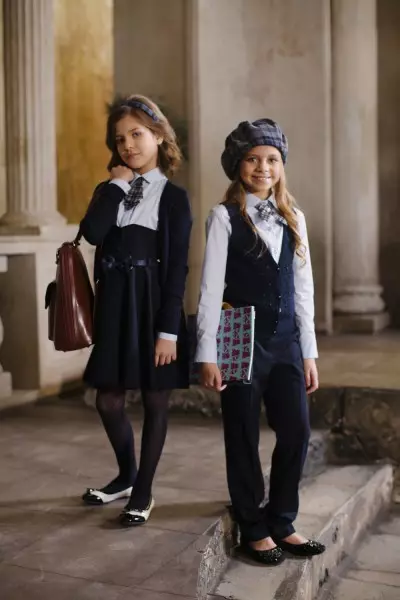 Pametno (55 fotografij): šolska uniforma in oblačila, obleka in jopič za dekleta, plašč in bluze, pregledi 3760_28