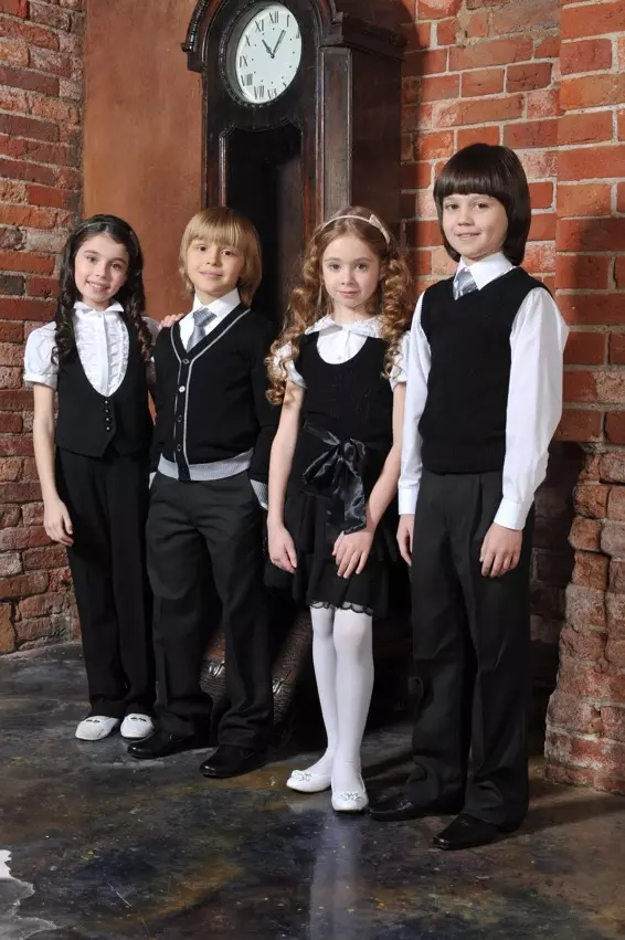 Pametno (55 fotografij): šolska uniforma in oblačila, obleka in jopič za dekleta, plašč in bluze, pregledi 3760_50