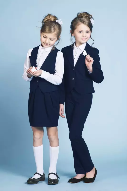 Sprytnie (55 zdjęć): mundur szkolny i odzież, sukienka i kamizelka dla dziewcząt, płaszcz i bluzki, recenzje 3760_55