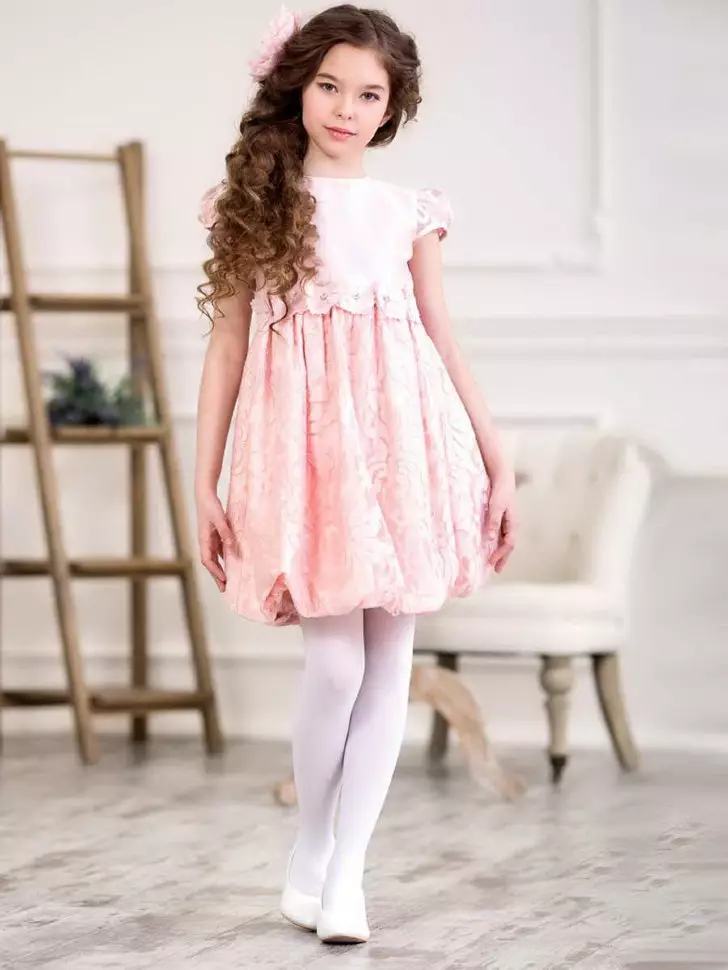 Gaun untuk anak perempuan Baby Steen (50 foto): Model dengan Cape, Coat dan pakaian anak-anak lainnya 3766_15