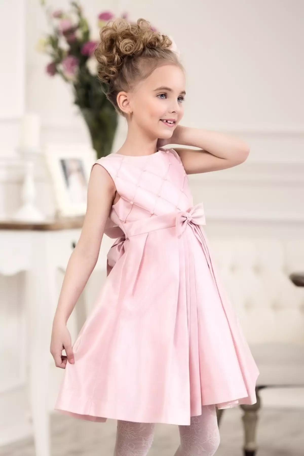 لباس برای دختران کودک استین (50 عکس): مدل های با کیپ، کت و دیگر لباس کودکان 3766_36
